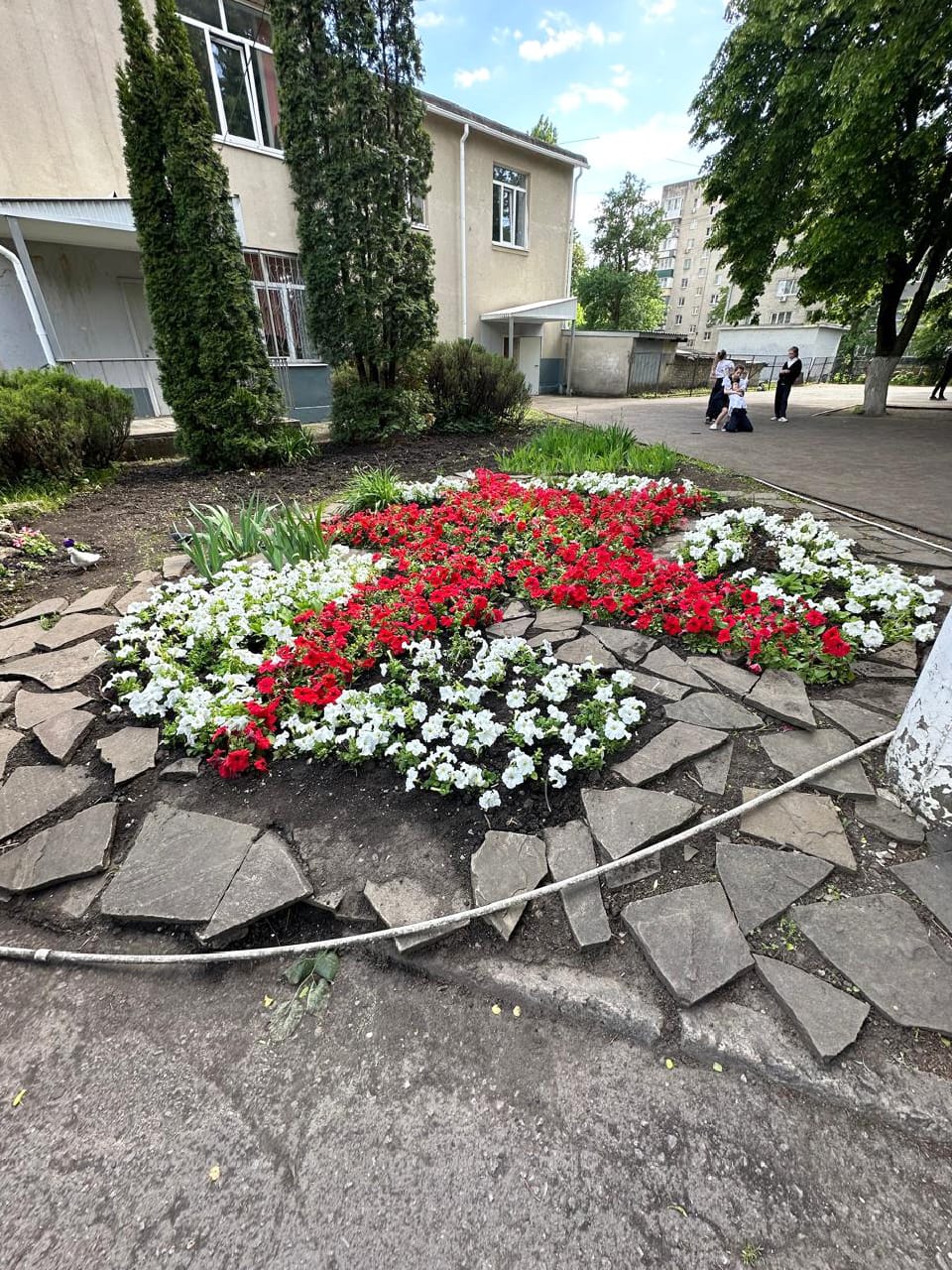 Цветы памяти: 80 лет героизму.